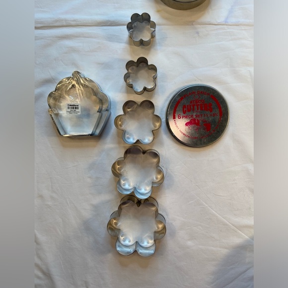 Cookie Cutters. Cupcake and Flowers 7 total - Picture 3 of 6
